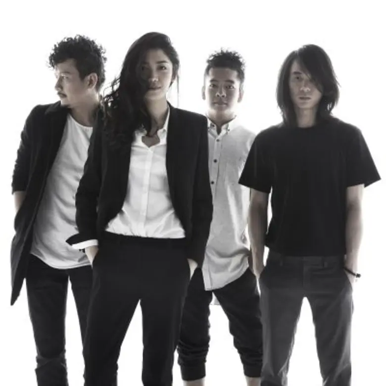 วงดนตรีสี่ชีวิต "มาย ไลฟ์ แอส อะลิ โทมัส"...