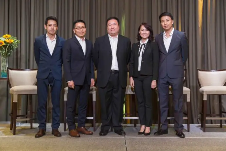 นายกวิน กาญจนพาสน์ (กลาง) ประธานคณะกรรมกา...