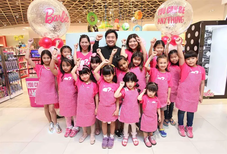 คุณพิมพ์พิศา ชุณหเสนีย์ (แถวหลัง ที่ 2 จา...