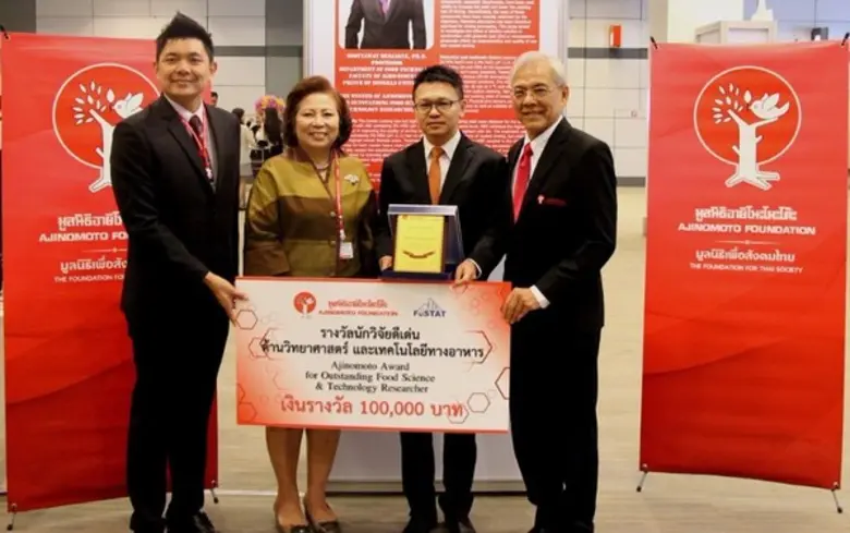 ดร.ศักรินทร์ ภูมิรัตน (ขวาสุด) ประธานมูลน...