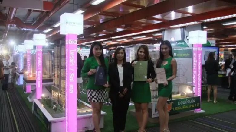 นางศรัณย์ธร ศรีสุนทร ผู้อำนวยการฝ่ายบริหา...