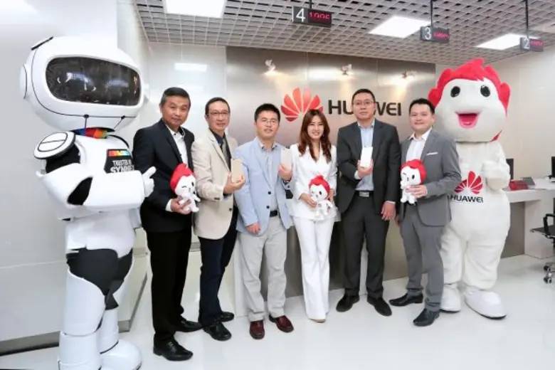 คุณสุธิดา มงคลสุธี (คนที่ 3 จากขวา) ประธา...