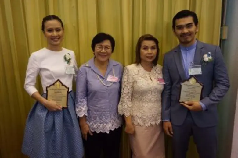 “พัดชา – สงกรานต์”รับรางวัลลูกกตัญญู 2559