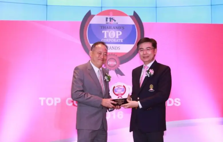 นายมารุต อรรถไกวัลวที (ซ้าย) รองประธานกรร...