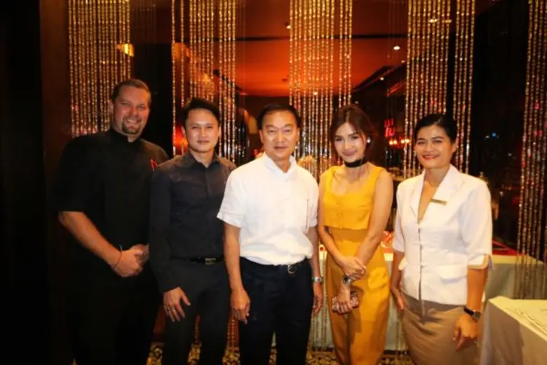 ห้องอาหารและบาร์มันตราร่วมกับบริษัท ไวน์ ...