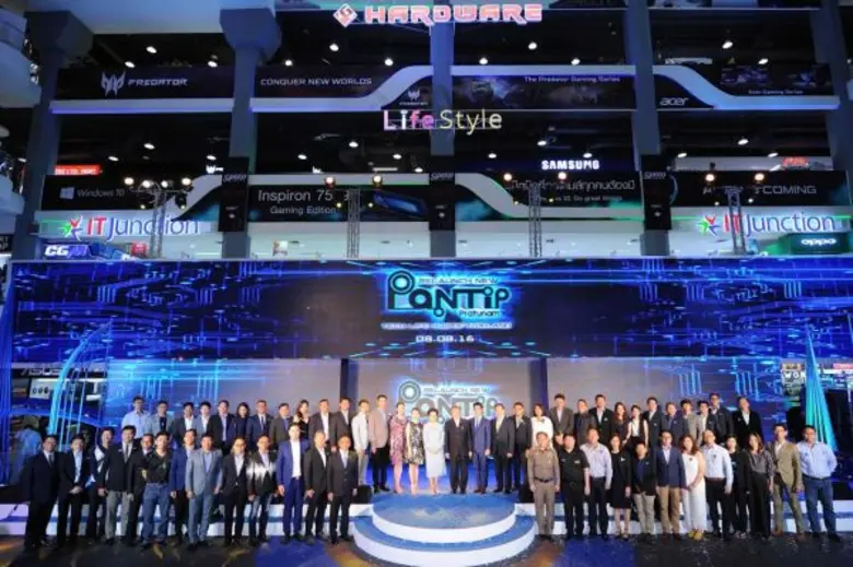 นายเจริญ สิริวัฒนภักดี พร้อมด้วยคุณหญิงวร...