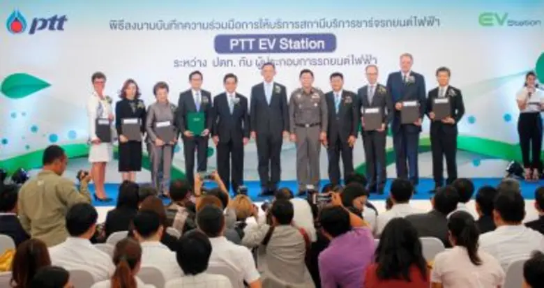 รมว.พลังงาน ชมสาธิตการชาร์จรถยนต์ไฟฟ้านิสสันลีฟ