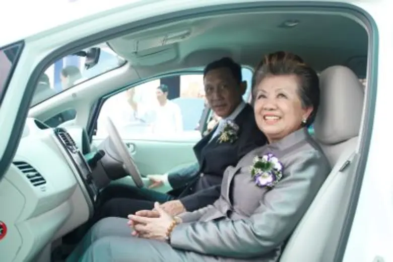 รมว.พลังงาน ชมสาธิตการชาร์จรถยนต์ไฟฟ้านิสสันลีฟ