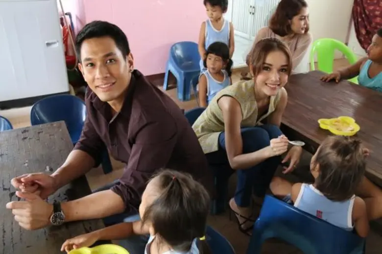 “อ๋อม” นำทีมนักแสดง “ลูกไม้ไกลต้น” มอบเงินสมทบทุนมูลนิธิเด็กอ่อนในสลัมฯ