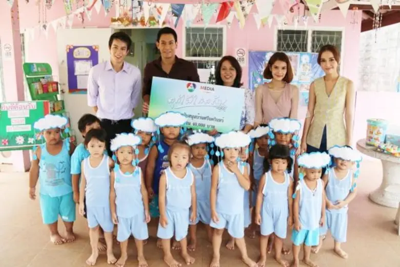 “อ๋อม” นำทีมนักแสดง “ลูกไม้ไกลต้น” มอบเงินสมทบทุนมูลนิธิเด็กอ่อนในสลัมฯ