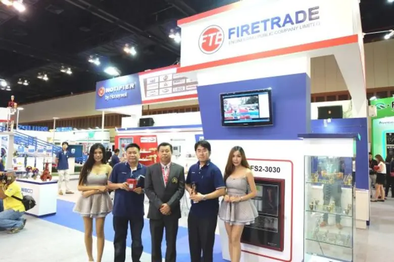 นายทักษิณ ตันติไพจิตร (กลาง) กรรมการผู้จั...