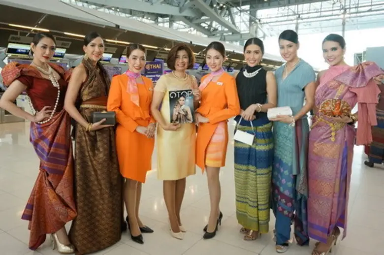 อารีพงศ์ ภู่ชอุ่ม (ที่สองจากขวา) ประธานกร...