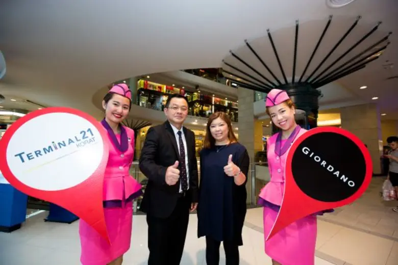 ประเสริฐ ศรีอุฬารพงศ์ (ซ้าย) กรรมการผู้จั...