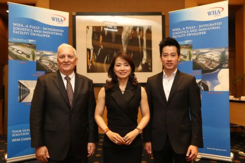 คุณจรีพร จารุกรสกุล (กลาง) ประธานเจ้าหน้า...