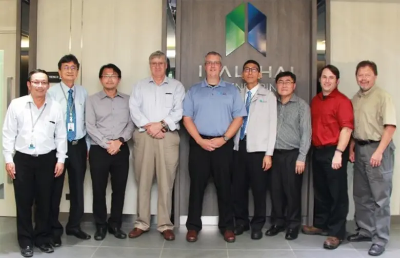 นายกอปร ภีระวงศ์ รองกรรมการผู้จัดการ พร้อมด้วย นายพ...