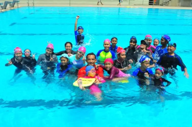 คณะศิลปศาสตร์ จัดกิจกรรมสอนว่ายน้ำให้กับน...