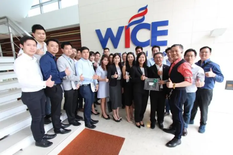 นางอารยา คงสุนทร (ที่ 5 จากขวา) ประธานเจ้...