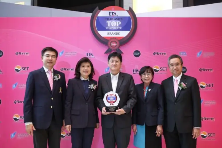 นายวิรัช ไพสิฐเศวต (ขวา) รองประธานเจ้าหน้...