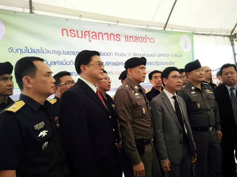 นายกุลิศ สมบัติศิริ อธิบดีกรมศุลกากร พลตำ...