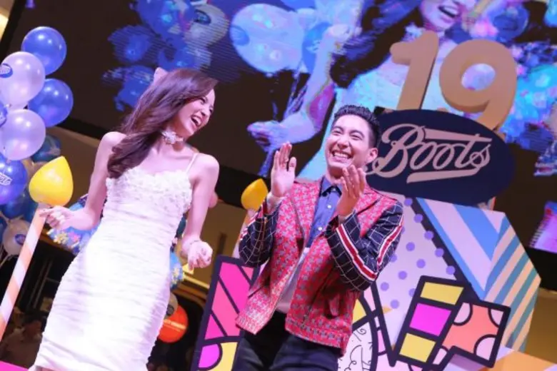 “โตโน่ บี้ ออม เดี่ยว ณิชา นิโคล” ชวนฟีลกู๊ดสไตล์ป๊อปอาร์ต “ฉลองวันเกิดครบรอบ 19 ปี” บู๊ทส์ ประเทศไทย