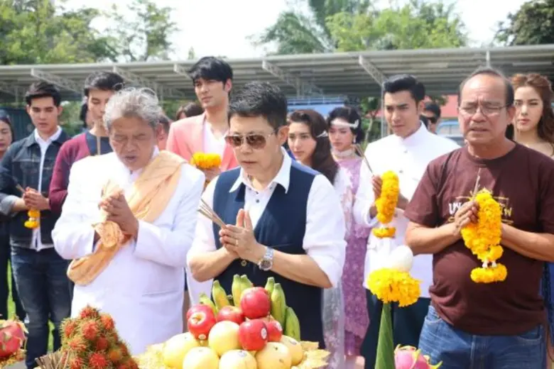 “ปิ่น ณัฎฐนันท์” ผู้จัดแห่งค่าย “ทีวีซีน” ถือฤกษ์ดีบวงสรวงละคร 2 เรื่องครบรส “เพชรกลางไฟ – ชั่วโมงต้องมนต์”