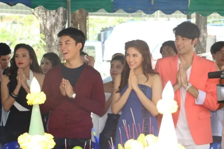 “ปิ่น ณัฎฐนันท์” ผู้จัดแห่งค่าย “ทีวีซีน” ถือฤกษ์ดีบวงสรวงละคร 2 เรื่องครบรส “เพชรกลางไฟ – ชั่วโมงต้องมนต์”