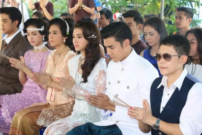 “ปิ่น ณัฎฐนันท์” ผู้จัดแห่งค่าย “ทีวีซีน” ถือฤกษ์ดีบวงสรวงละคร 2 เรื่องครบรส “เพชรกลางไฟ – ชั่วโมงต้องมนต์”