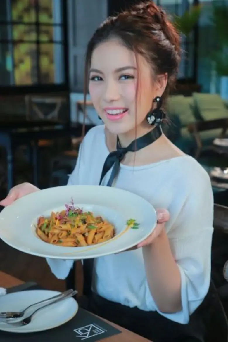 ทีวีไกด์: รายการ “Two Piece Two Please” “แพทตี้-มุก” พาชิมเมนูสูตรพิเศษ “ชาคริต-เรย์”