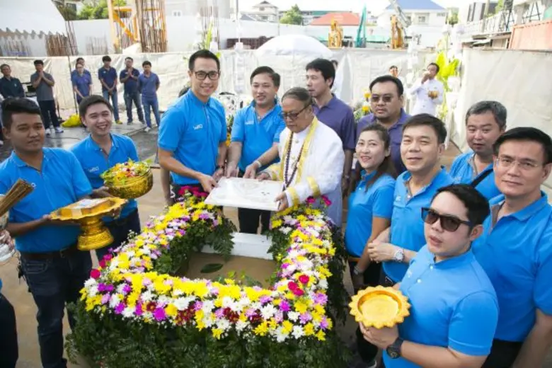 คุณชานนท์ เรืองกฤตยา ( คนที่ 3 จากซ้าย) ป...