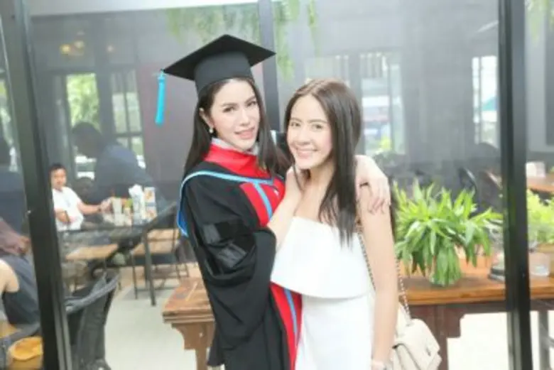 เมเปิ้ล พัชชุดาญ์ ปลื้มปริ่ม! จัดงานเลี้ยงฉลองรับป.โท ม.กรุงเทพธนบุรี