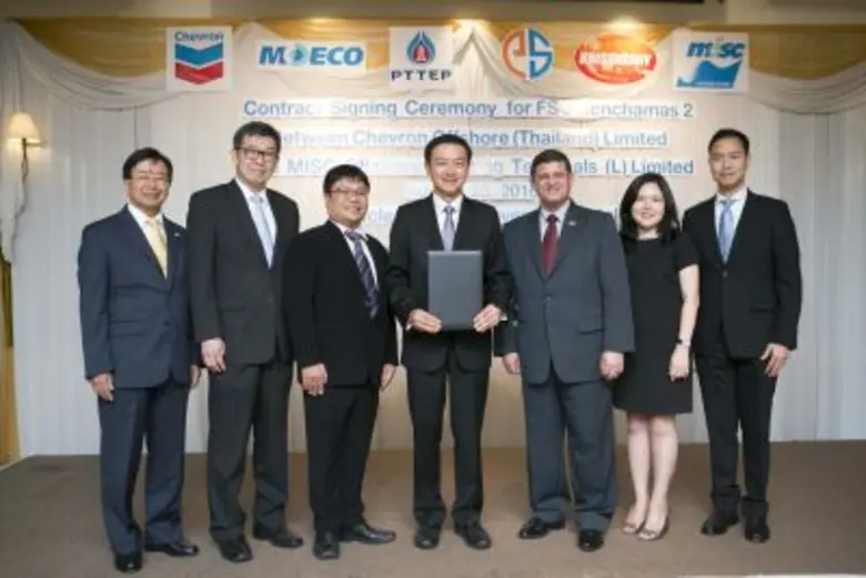 บุคคลในภาพ (จากซ้ายไปขวา): นายมิโนรุ ฟูกู...