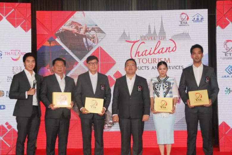 นายศตพล จันทร์ณรงค์ (ที่ 4 จากซ้าย) นายกส...