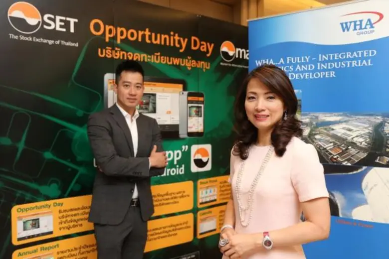 คุณจรีพร จารุกรสกุล (ขวา) ประธานเจ้าหน้าท...