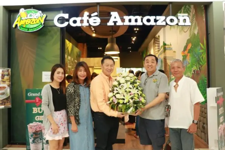 นายสมพล ตรีภพนารถ (กลาง) กรรมการผู้จัดการ...