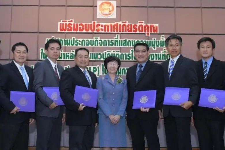 นางสาวพรรณี ศรียุทธศักดิ์ (กลาง) อธิบดีกร...