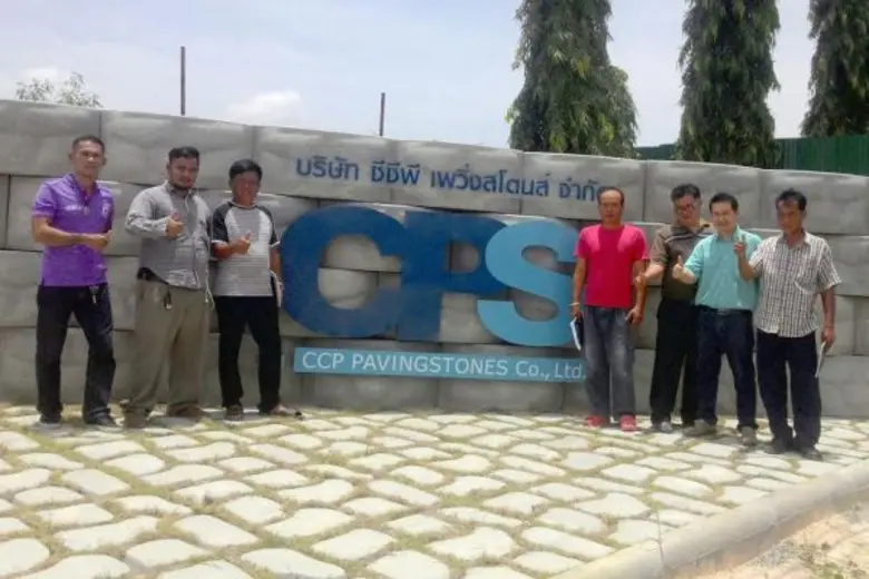 นายธนกฤต ภูสิงห์ (ที่2จากขวา) ผู้จัดการฝ่ายขาย บริษ...