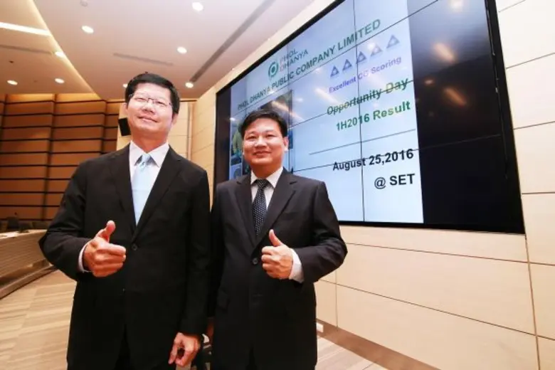 คุณบุญชัย สุวรรณวุฒิวัฒน์ (ซ้าย) ประธานเจ...