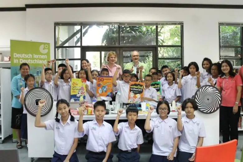 โจอาคิม เฮกเกอร์ ผู้เชี่ยวชาญการสอนวิทย์จากเยอรมนี อบรมครูไทยสอนวิทยาศาสตร์แบบ Hands-on  ฝึกค้นหาหลักการวิทยาศาสตร์รอบตัวง่ายๆ...แต่เข้าใจได้ยาว