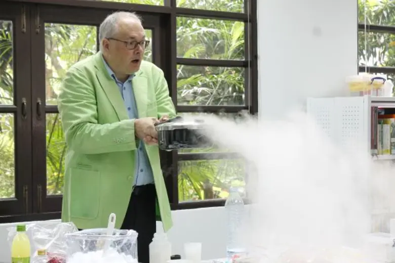 โจอาคิม เฮกเกอร์ ผู้เชี่ยวชาญการสอนวิทย์จากเยอรมนี อบรมครูไทยสอนวิทยาศาสตร์แบบ Hands-on  ฝึกค้นหาหลักการวิทยาศาสตร์รอบตัวง่ายๆ...แต่เข้าใจได้ยาว