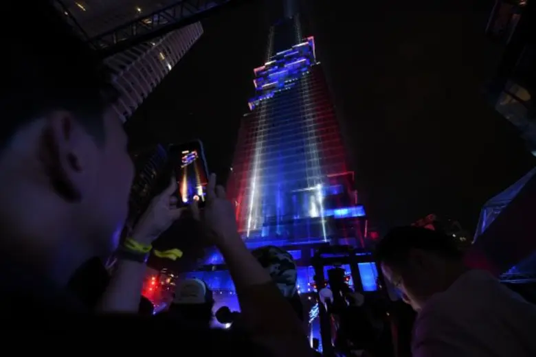 ยิ่งใหญ่ตระการตา “มหานคร” ฉลองตึกสูงสุดในประเทศไทย เนรมิต แสง สี สุดอลังการ ผสานโอเปร่าโชว์จากศิลปินระดับโลก