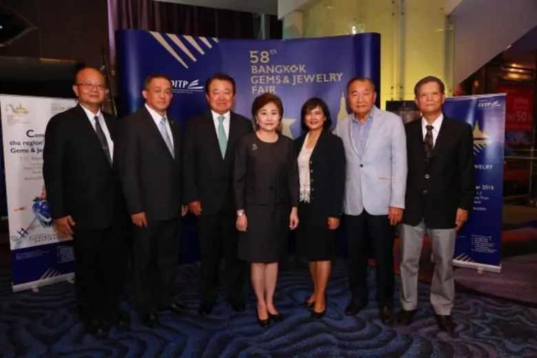 นางมาลี โชคล้ำเลิศ (กลาง) อธิบดีกรมส่งเสร...