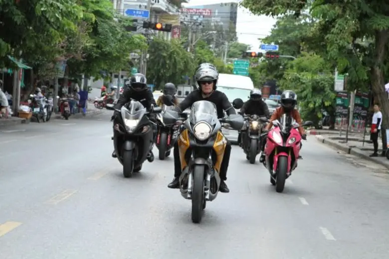 "ปีเตอร์ คอร์ป ไดเรนดัล" ผู้จัดฯ ป้ายแดง ...