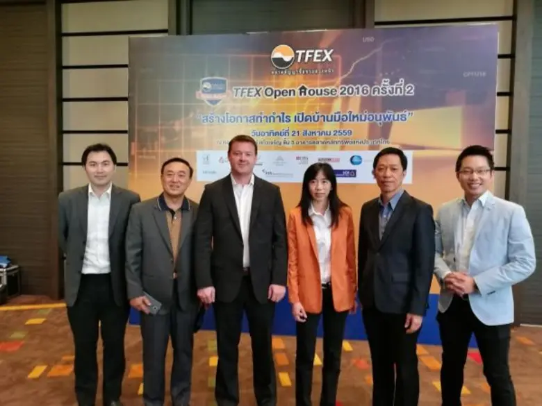 คุณสัญญา หาญพัฒนกิจพาณิช รองกรรมการผู้จัดการ(ซ้าย) ...