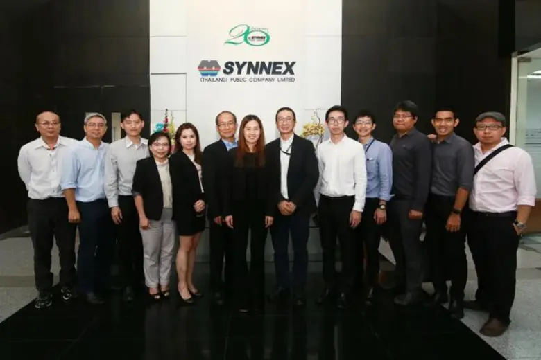 นางสาวสุธิดา มงคลสุธี (กลาง) ประธานเจ้าหน...