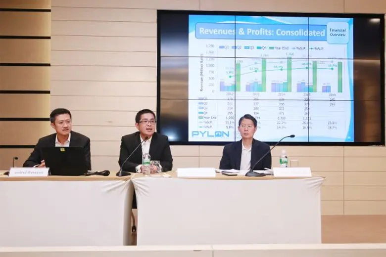 ดร.ชเนศวร์ แสงอารยะกุล (กลาง) ประธานกรรมก...