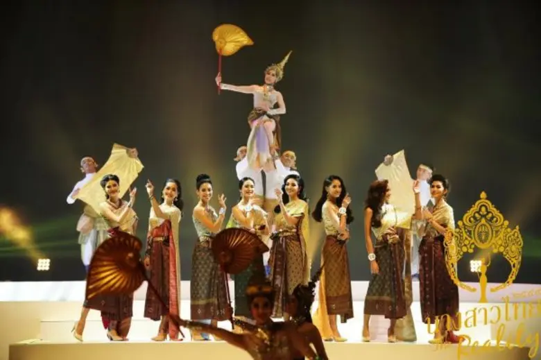 เวทีประกวด“นางสาวไทย2559”เปลี่ยนเวทีเป็น “รันเวย์” รอบสื่อโชว์ชุดไทย 3 ยุคผสมเทคนิคตระการตาล้ำสมัย เผยกติกา 2 สาวงามทำคะแนนเรียลลิตี้สูงสุดชิง 12 คนสุดท้าย