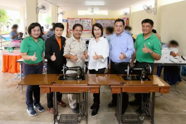 คุณนงลักษณ์ ลักษณะโภคิน (กลางขวา) กรรมการ...