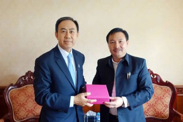 นายพิศิษฐ์ เสรีวิวัฒนา (ซ้าย) กรรมการผู้จ...