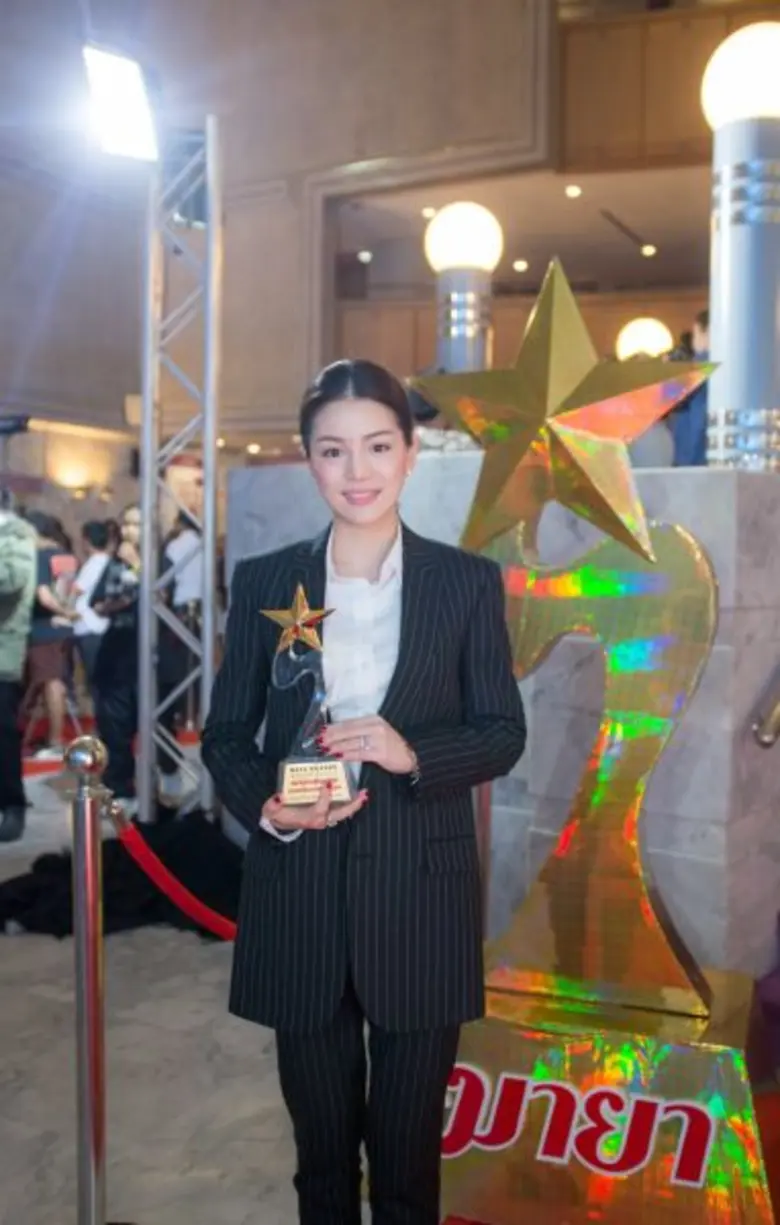 คะแนนโหวต..ท่วมท้น ผู้บริหารสปริงนิวส์ ตบเท้าเข้ารับรางวัล มายาแชนแนล สถานีข่าวโทรทัศน์ยอดเยี่ยม แห่งปี 2559