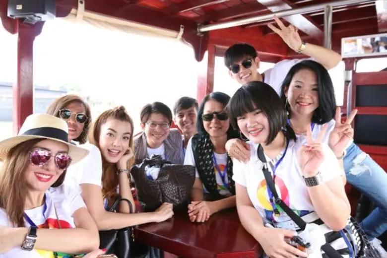 “ นิโคล-เอี้ยง-จูน ” นำทีมพาคู่แม่-ลูก ล่องเรือ ไหว้พระอิ่มบุญ อิ่มท้องสุดประทับใจกับกิจกรรม“สิงหาพาแม่เที่ยว กับ บ่วงรักสลักแค้น”